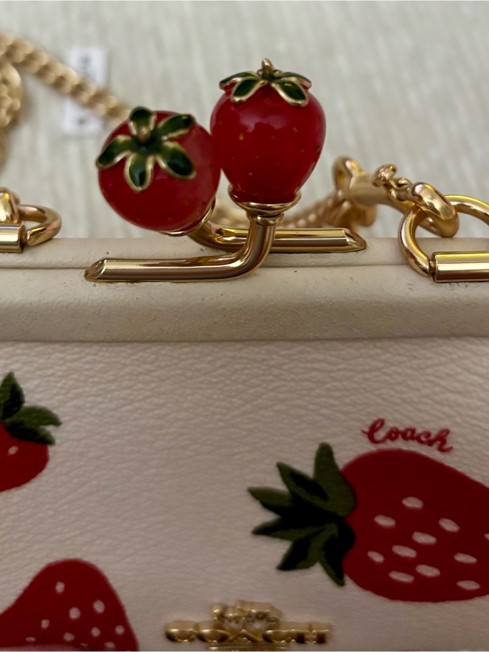 🍓 Coach Nora Kisslock Card Case Wild Strawberry Print Gold Chain Crossbody - Picture 3 of 11